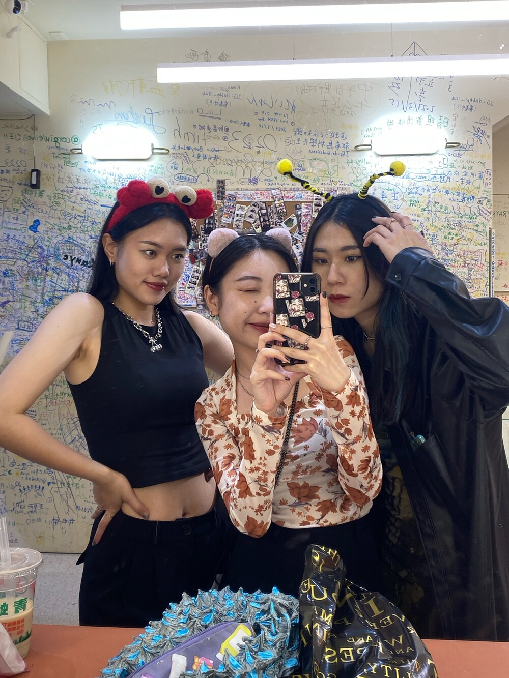 ホワイト系のスニーカー、ブラック系のテーラードジャケットを着用したレディースの冬コーディネートの4枚目の写真