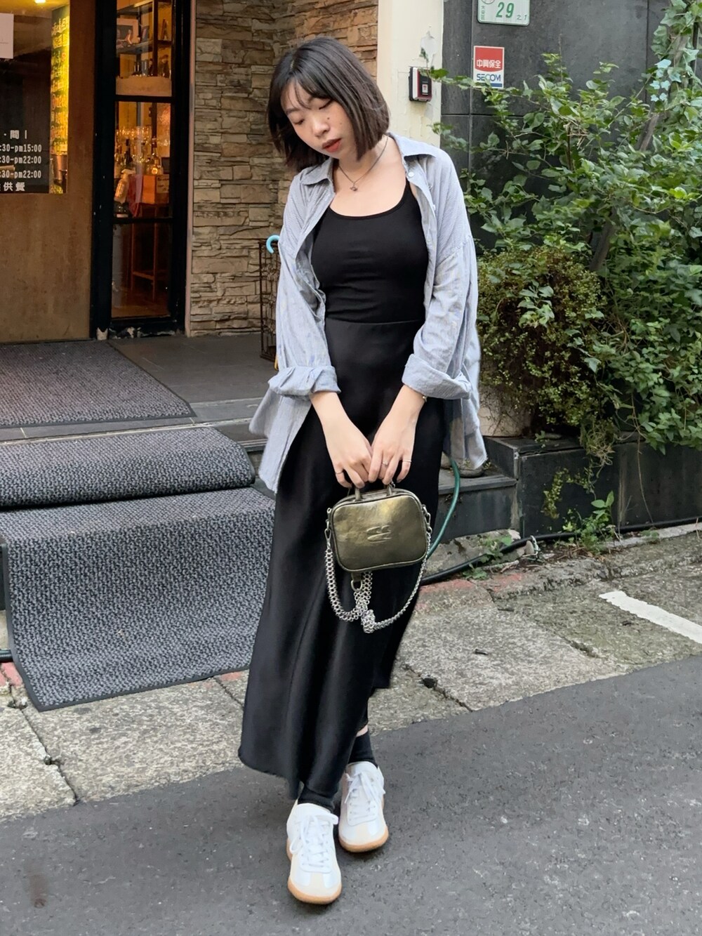 ブルー系のシャツ/ブラウス、グリーン系のトートバッグ、ホワイト系のスニーカーを着用したレディースの冬コーディネートの5枚目の写真