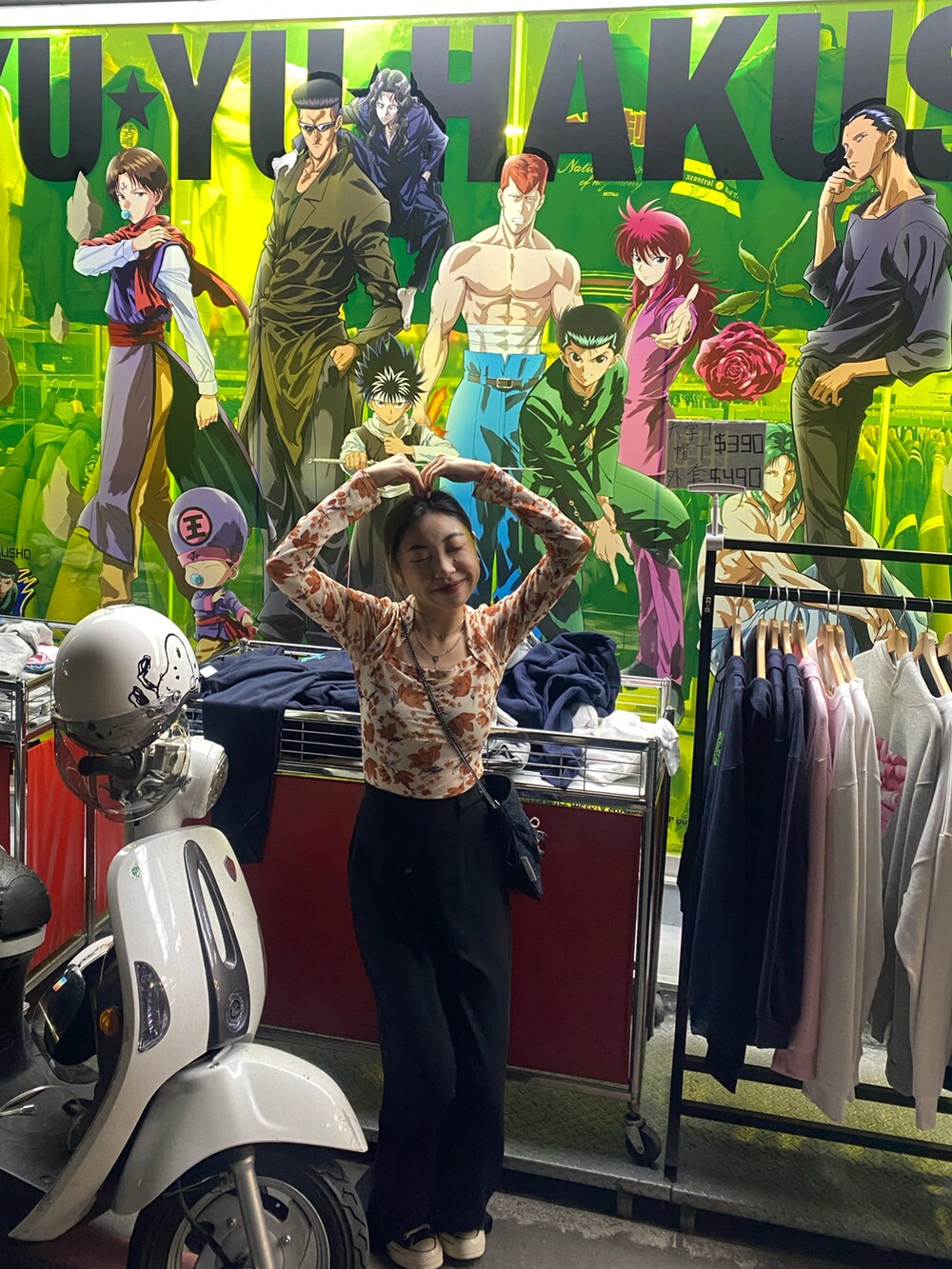 ホワイト系のスニーカー、ブラック系のテーラードジャケットを着用したレディースの冬コーディネートの5枚目の写真