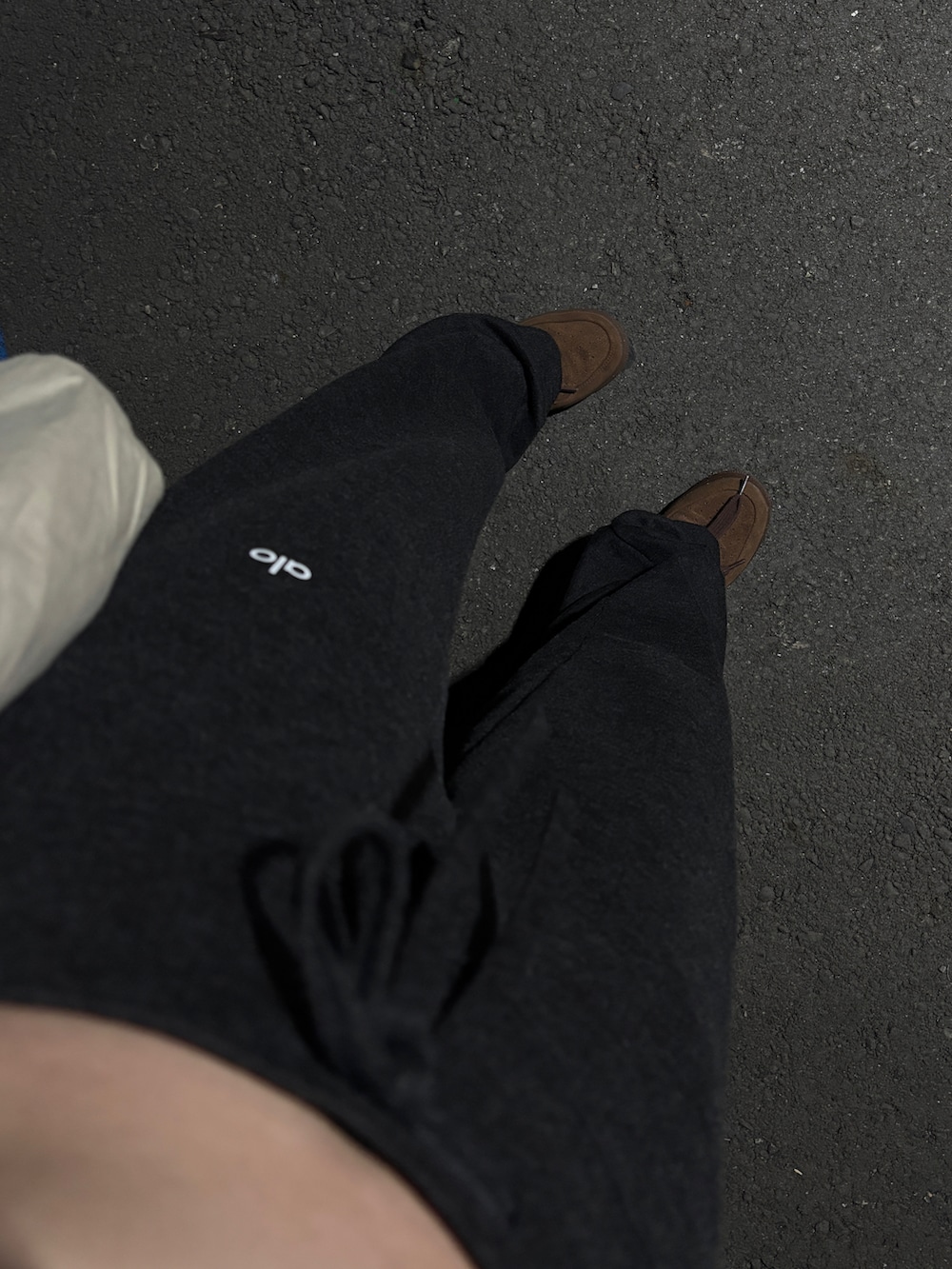 グレー系のチノパンツ、ブルー系のジャージを着用したレディースの冬コーディネートの3枚目の写真