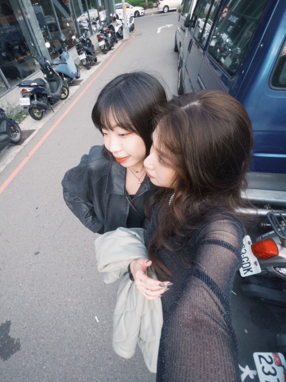 シルバー系のバレエシューズ、ブラック系のカーディガン/ボレロ、グレー系のネックレスを着用したレディースの冬コーディネートの4枚目の写真