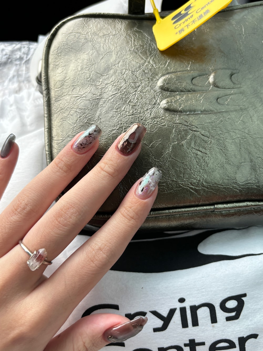 ブルー系のシャツ/ブラウス、グリーン系のトートバッグ、ホワイト系のスニーカーを着用したレディースの冬コーディネートの3枚目の写真