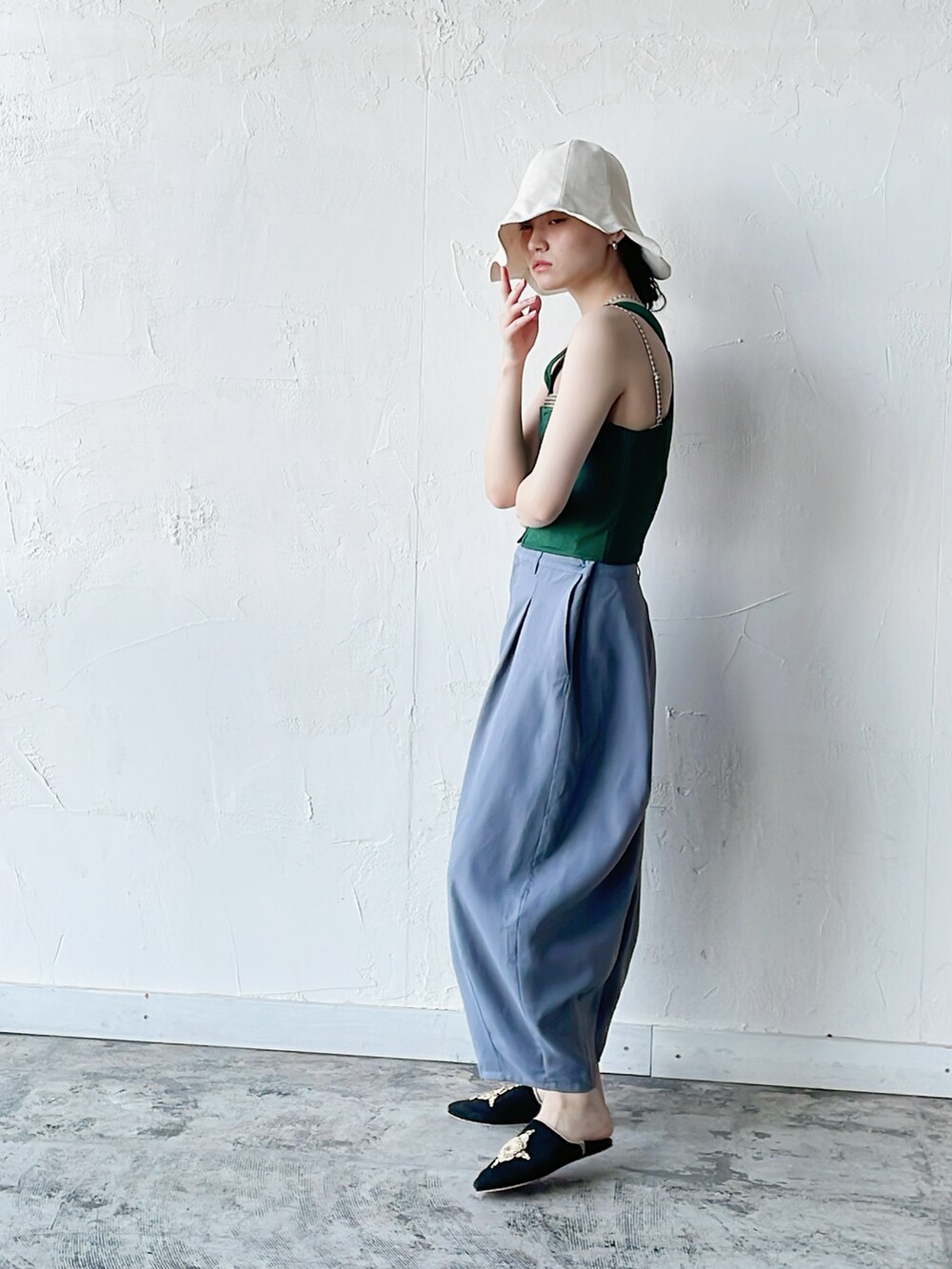 ベージュ系のハット、ホワイト系のハット、ホワイト系のハットを着用したレディースの春コーディネートの2枚目の写真