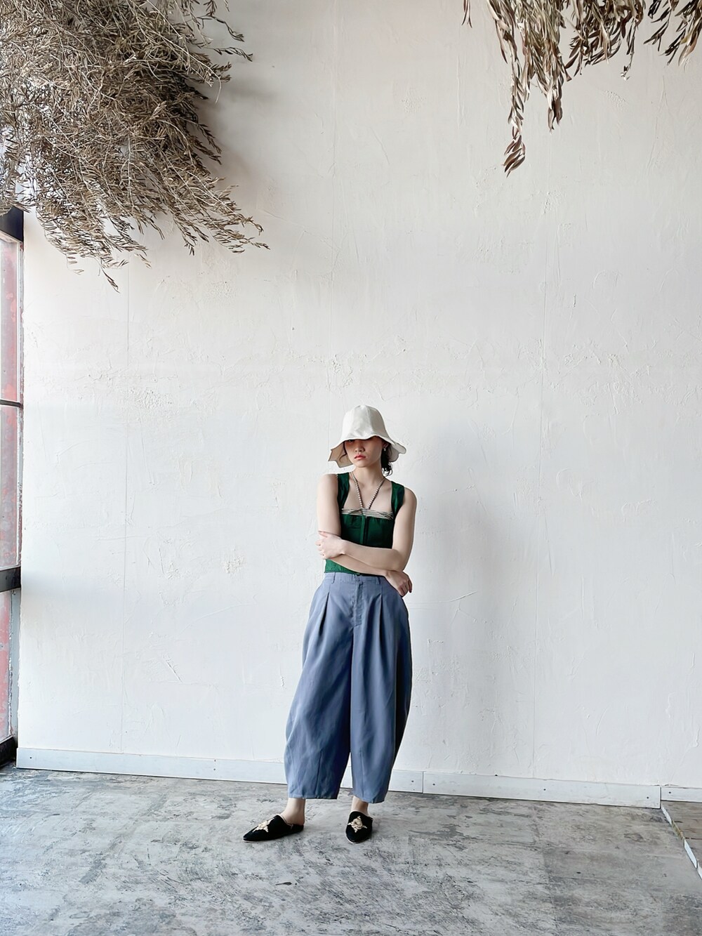 ベージュ系のハット、ホワイト系のハット、ホワイト系のハットを着用したレディースの春コーディネートの3枚目の写真