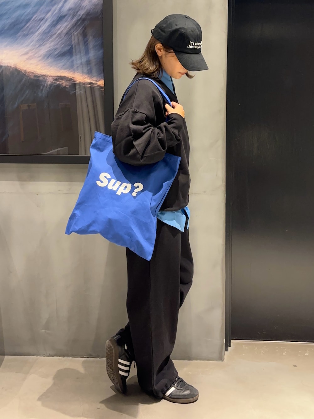 ブルー系のシャツ/ブラウス、ブラック系のスウェット、ブラック系のスウェットパンツを着用したレディースの冬コーディネートの3枚目の写真