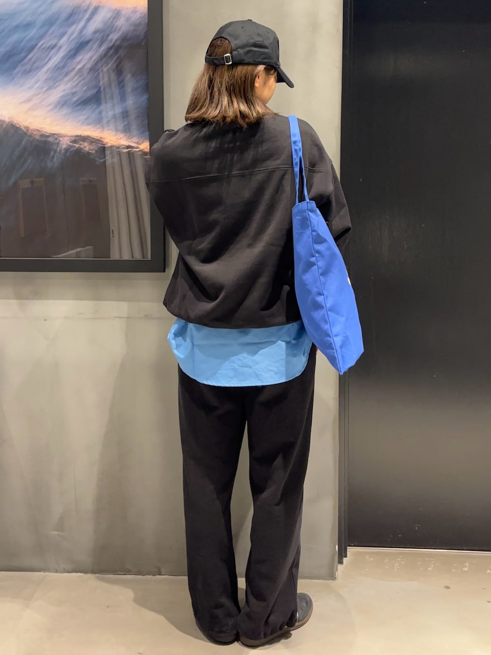 ブルー系のシャツ/ブラウス、ブラック系のスウェット、ブラック系のスウェットパンツを着用したレディースの冬コーディネートの2枚目の写真