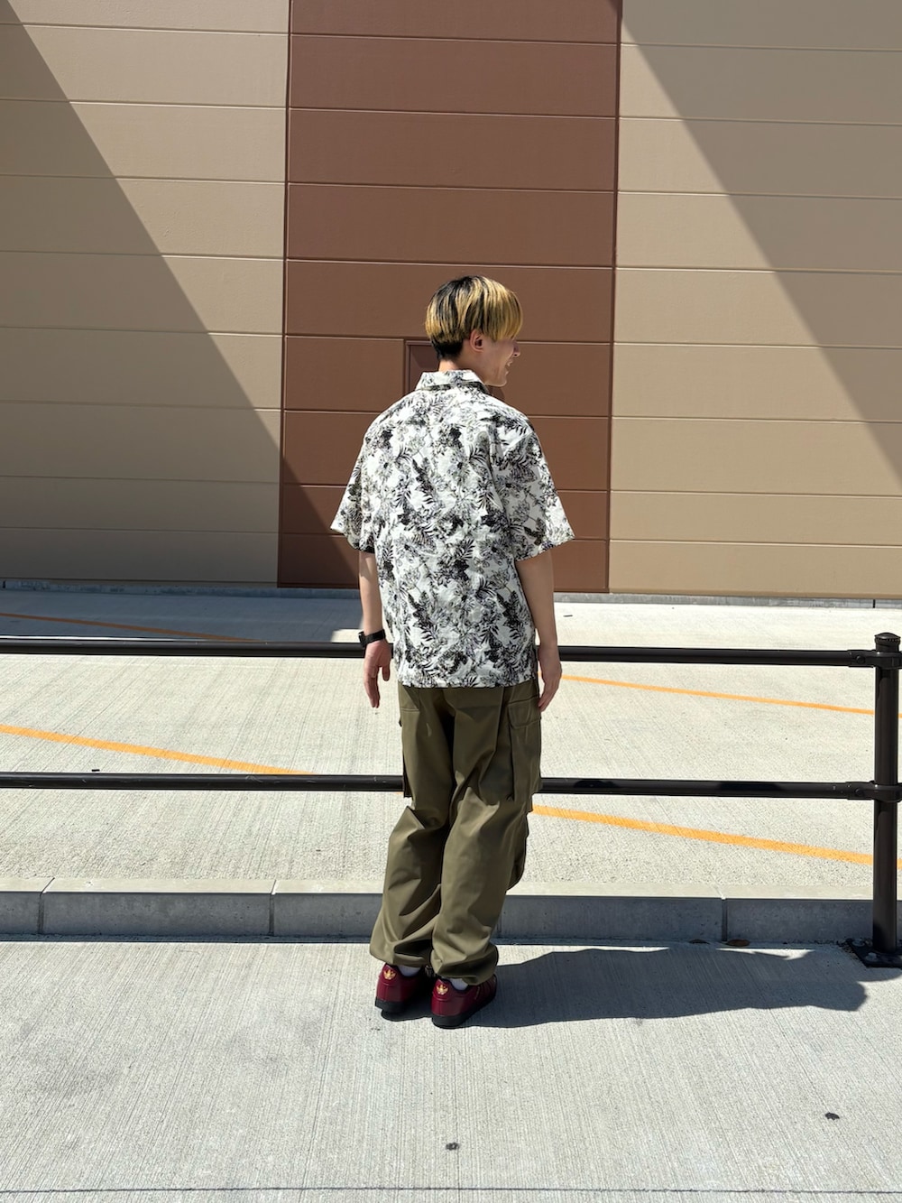 ホワイト系のシャツ/ブラウス、グリーン系のカーゴパンツを着用したメンズの夏コーディネートの3枚目の写真