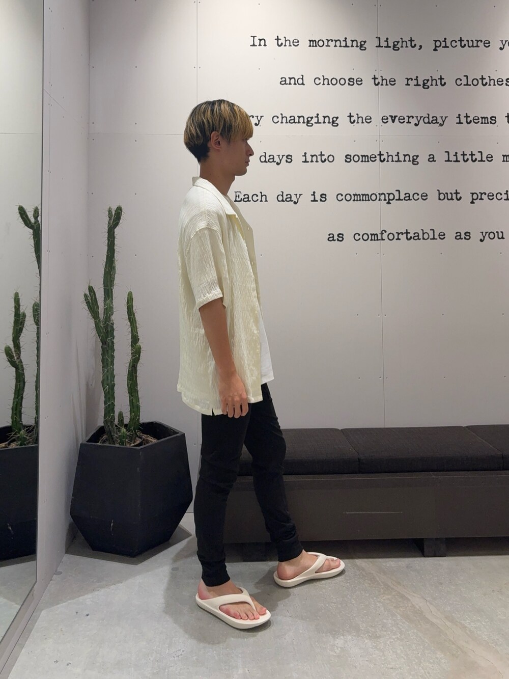 ホワイト系のTシャツ/カットソー、ホワイト系のシャツ/ブラウス、ブラック系のスウェットパンツを着用したメンズの夏コーディネートの2枚目の写真