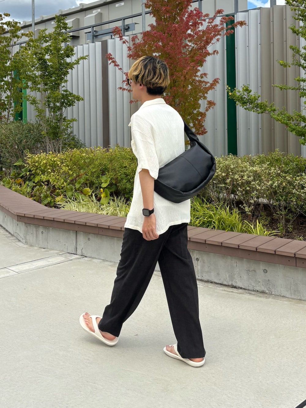 ホワイト系のシャツ/ブラウス、ブラック系のショルダーバッグ、ホワイト系のTシャツ/カットソーを着用したメンズの夏コーディネートの2枚目の写真