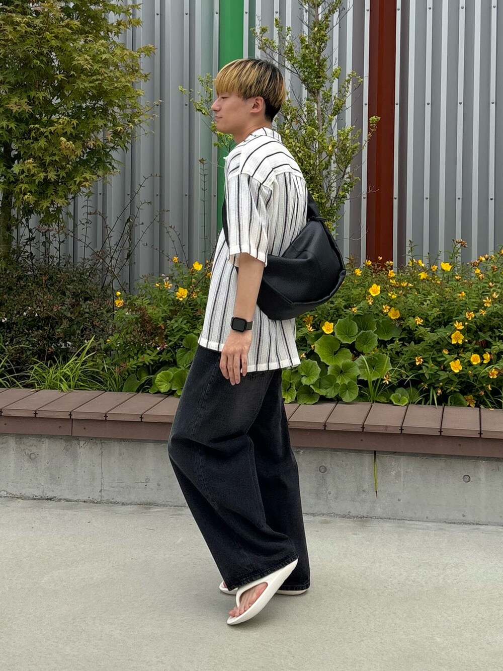 ホワイト系のシャツ/ブラウス、ブラウン系のTシャツ/カットソー、ブラック系のデニムパンツを着用したメンズの夏コーディネートの2枚目の写真