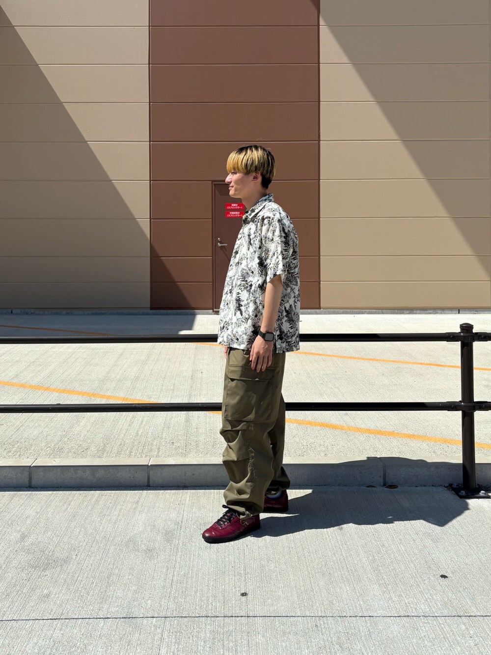 ホワイト系のシャツ/ブラウス、グリーン系のカーゴパンツを着用したメンズの夏コーディネートの2枚目の写真