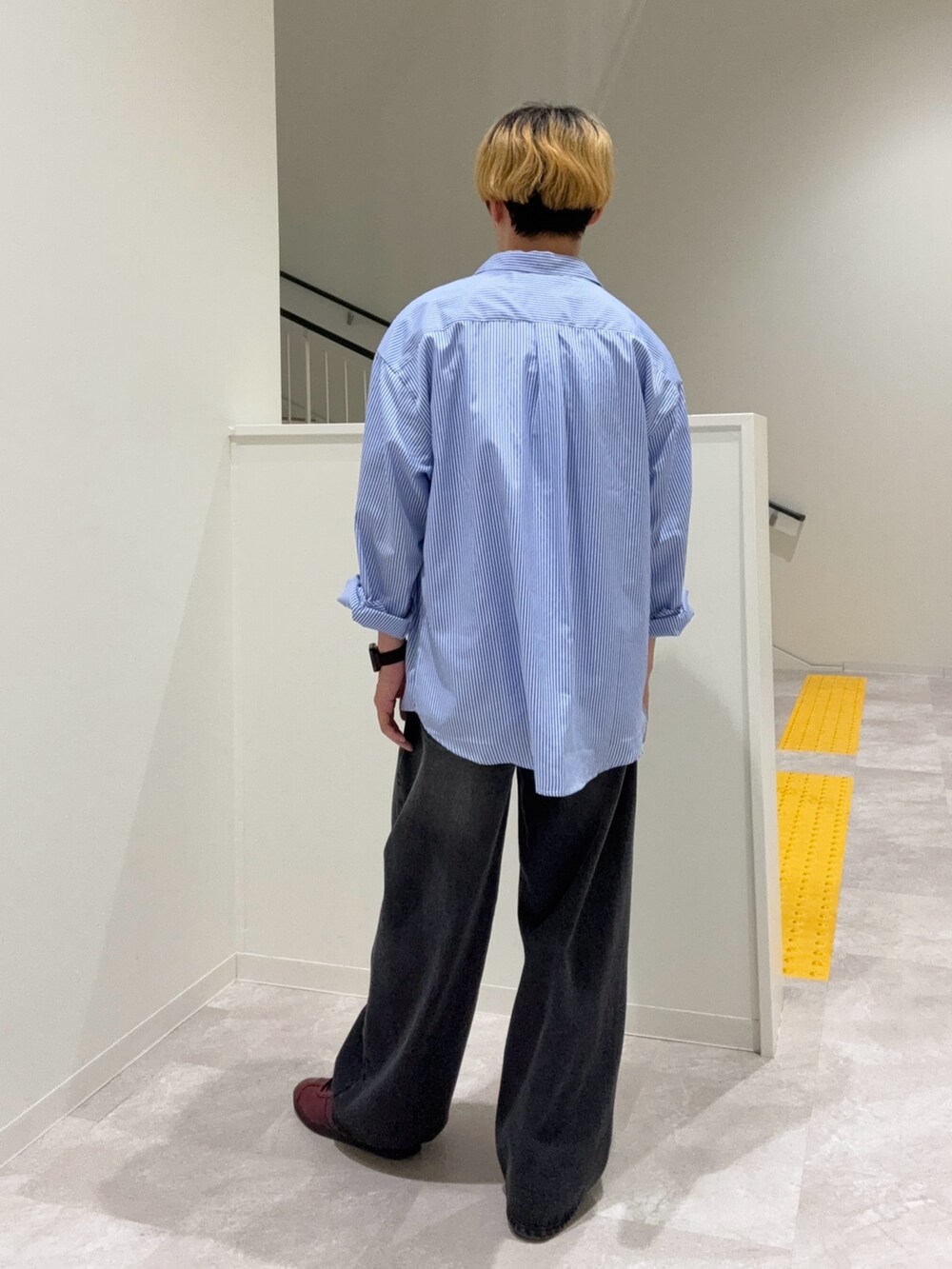 ブルー系のシャツ/ブラウス、ブラック系のデニムパンツを着用したメンズの夏コーディネートの2枚目の写真