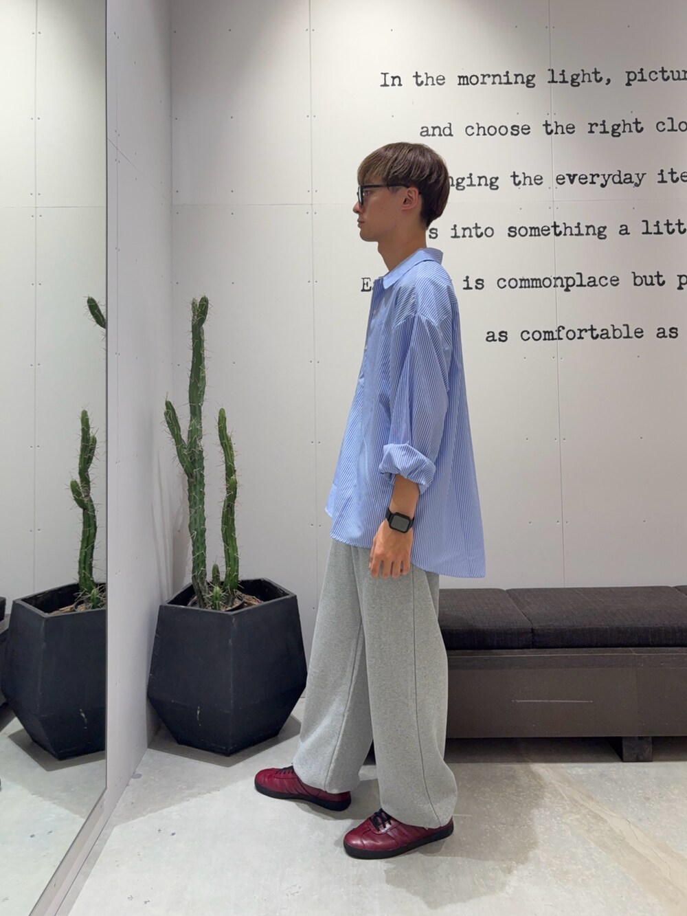 ブルー系のシャツ/ブラウス、グレー系のスウェットパンツ、その他のサングラスを着用したメンズの夏コーディネートの2枚目の写真