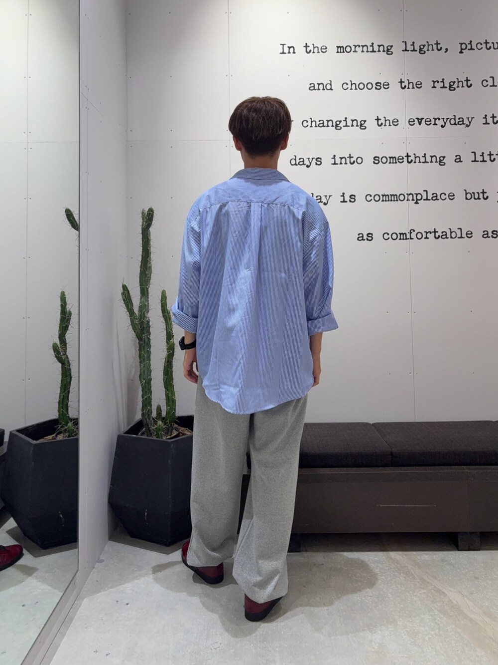 ブルー系のシャツ/ブラウス、グレー系のスウェットパンツ、その他のサングラスを着用したメンズの夏コーディネートの3枚目の写真