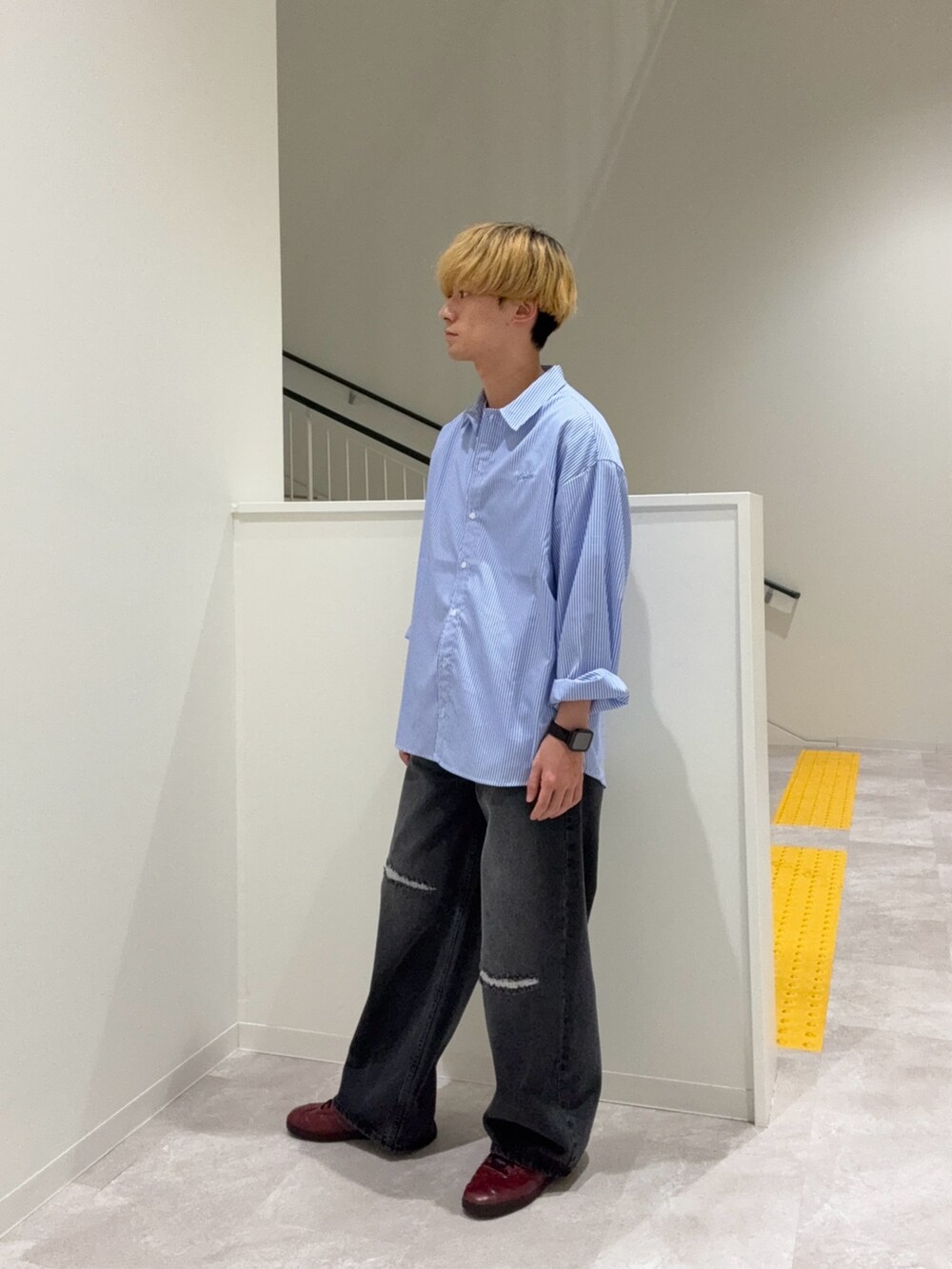 ブルー系のシャツ/ブラウス、ブラック系のデニムパンツを着用したメンズの夏コーディネートの3枚目の写真