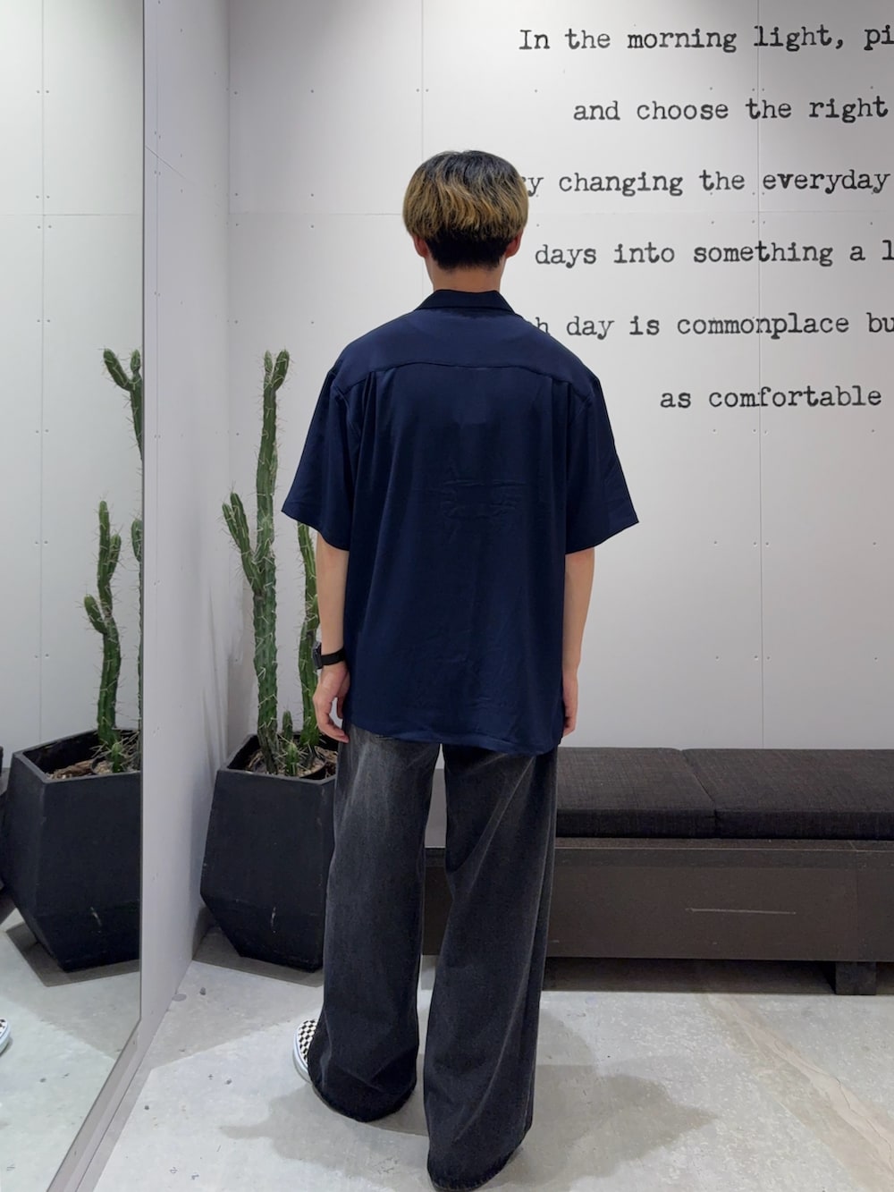 ブルー系のシャツ/ブラウス、ブラック系のデニムパンツを着用したメンズの夏コーディネートの2枚目の写真