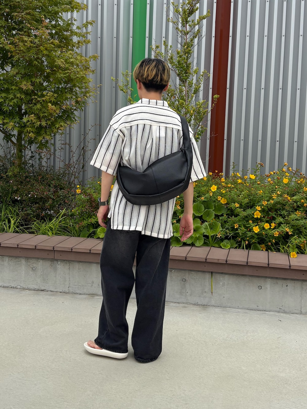 ホワイト系のシャツ/ブラウス、ブラウン系のTシャツ/カットソー、ブラック系のデニムパンツを着用したメンズの夏コーディネートの3枚目の写真