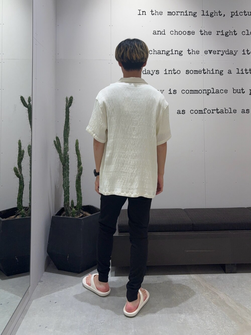 ホワイト系のTシャツ/カットソー、ホワイト系のシャツ/ブラウス、ブラック系のスウェットパンツを着用したメンズの夏コーディネートの3枚目の写真