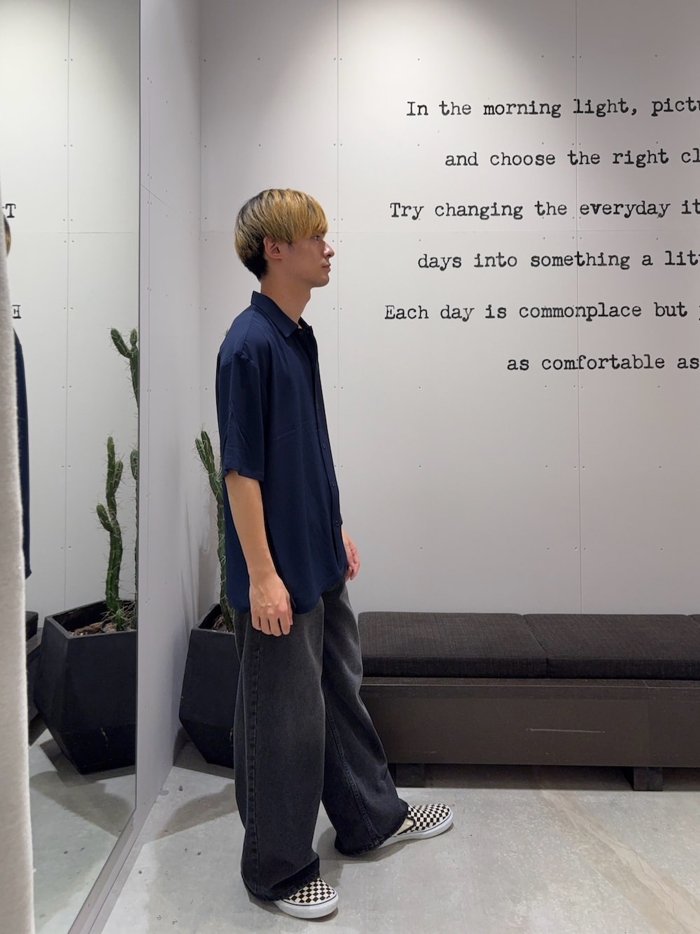 ブルー系のシャツ/ブラウス、ブラック系のデニムパンツを着用したメンズの夏コーディネートの3枚目の写真