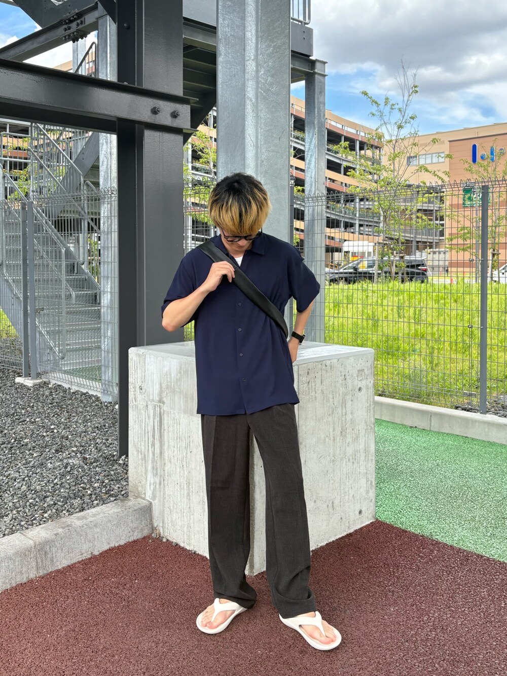 ホワイト系のTシャツ/カットソー、ブルー系のシャツ/ブラウス、ブラック系のスラックスを着用したメンズの夏コーディネートの2枚目の写真