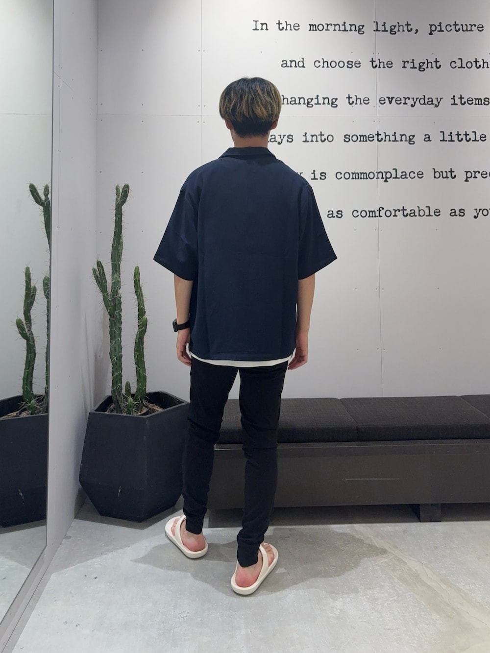 ホワイト系のTシャツ/カットソー、ブルー系のシャツ/ブラウス、ブラック系のスウェットパンツを着用したメンズの夏コーディネートの3枚目の写真