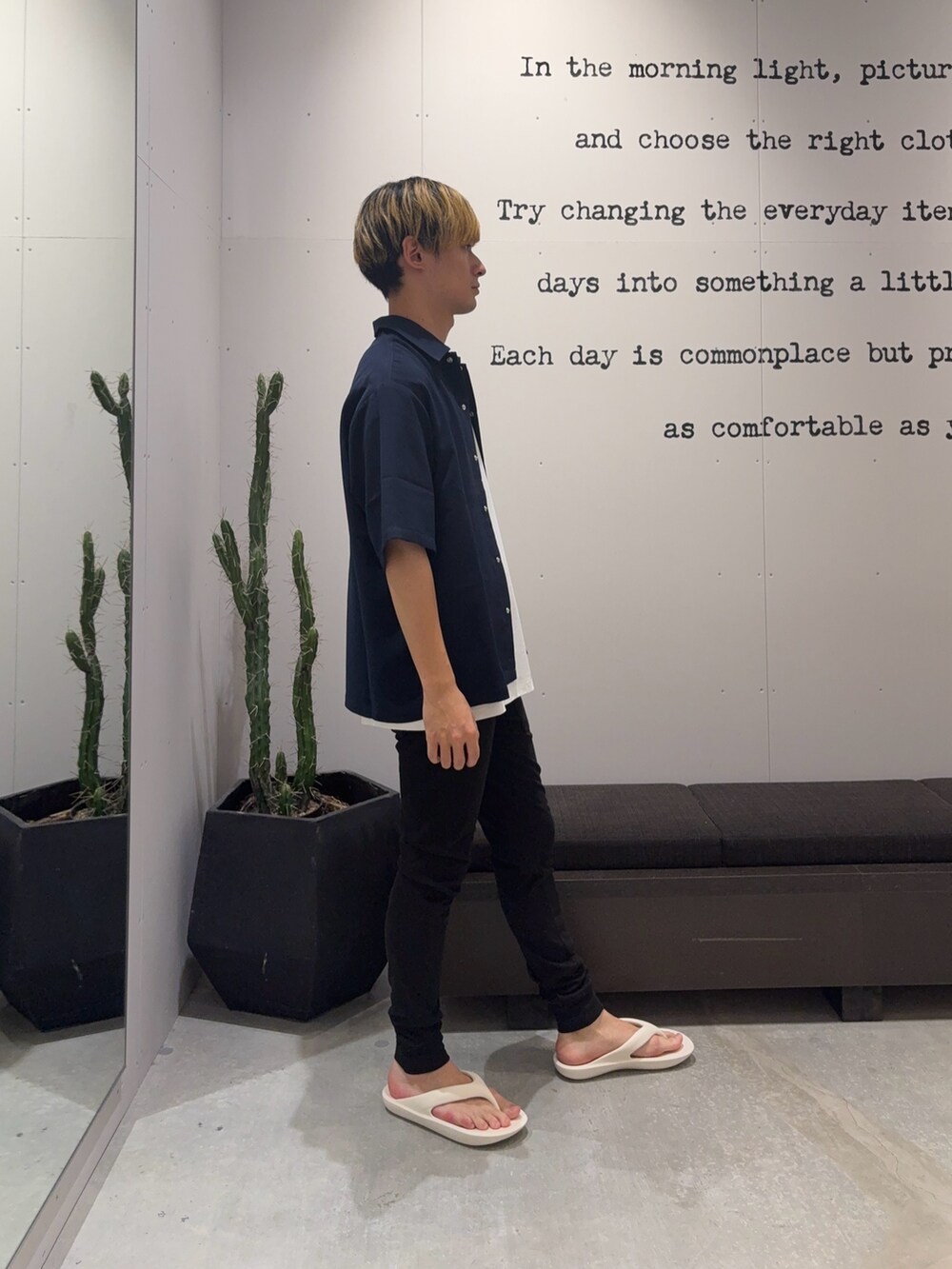 ホワイト系のTシャツ/カットソー、ブルー系のシャツ/ブラウス、ブラック系のスウェットパンツを着用したメンズの夏コーディネートの2枚目の写真