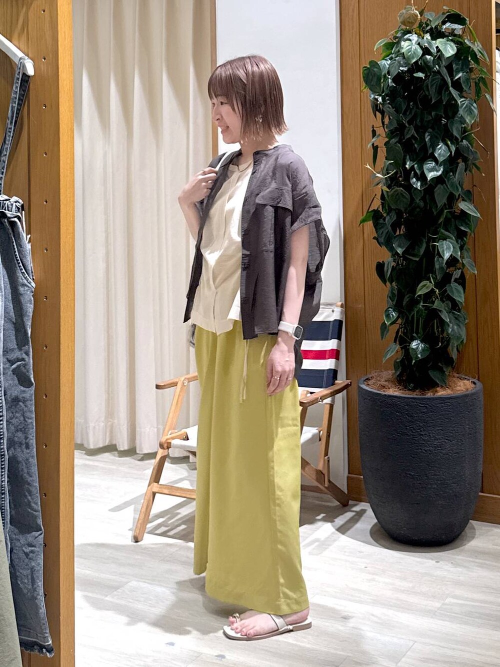 グレー系のシャツ/ブラウス、イエロー系のその他パンツ、ホワイト系のサンダルを着用したレディースの夏コーディネートの2枚目の写真