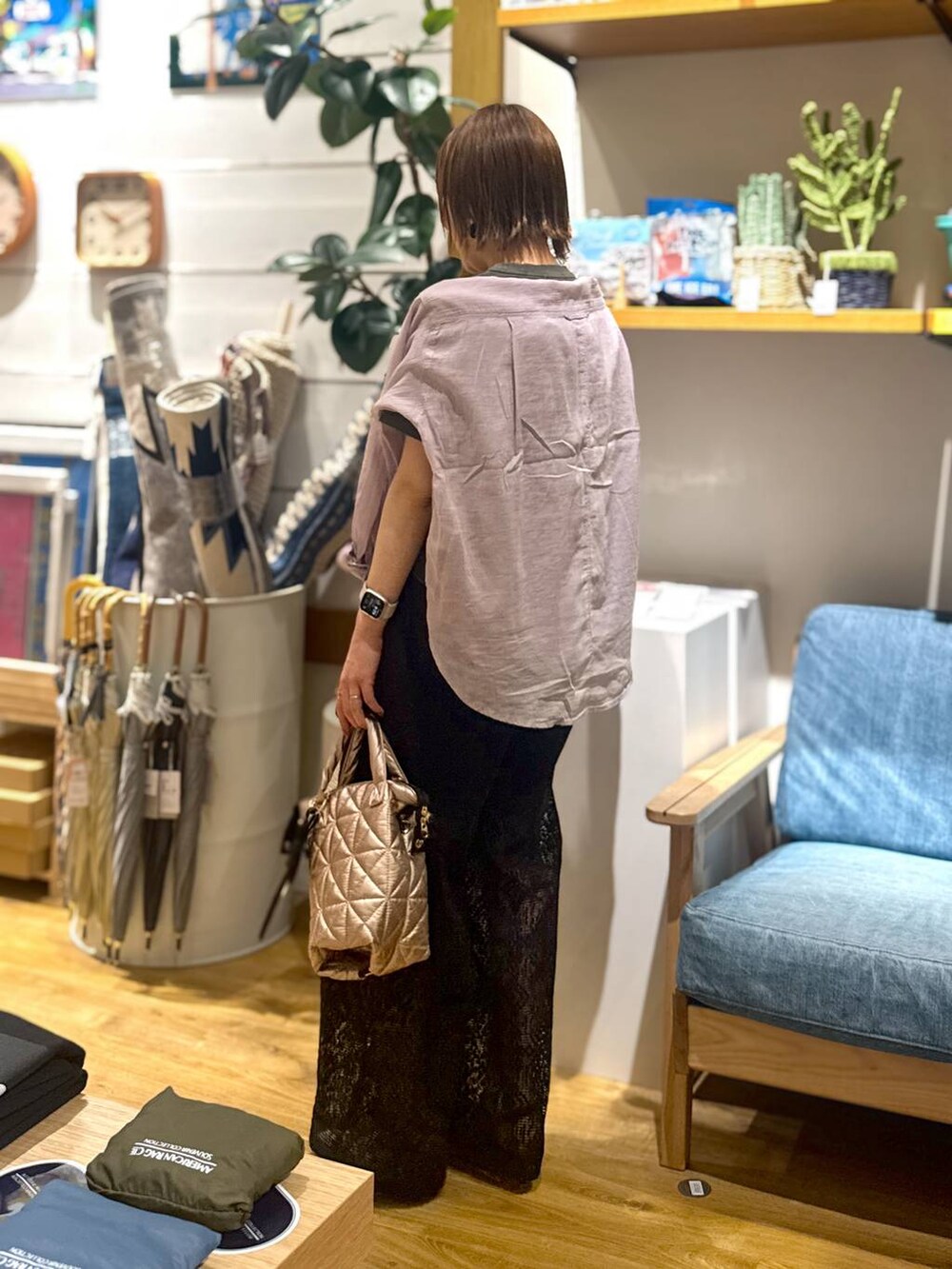 グレー系のTシャツ/カットソー、パープル系のシャツ/ブラウス、ピンク系のハンドバッグを着用したレディースの春コーディネートの3枚目の写真