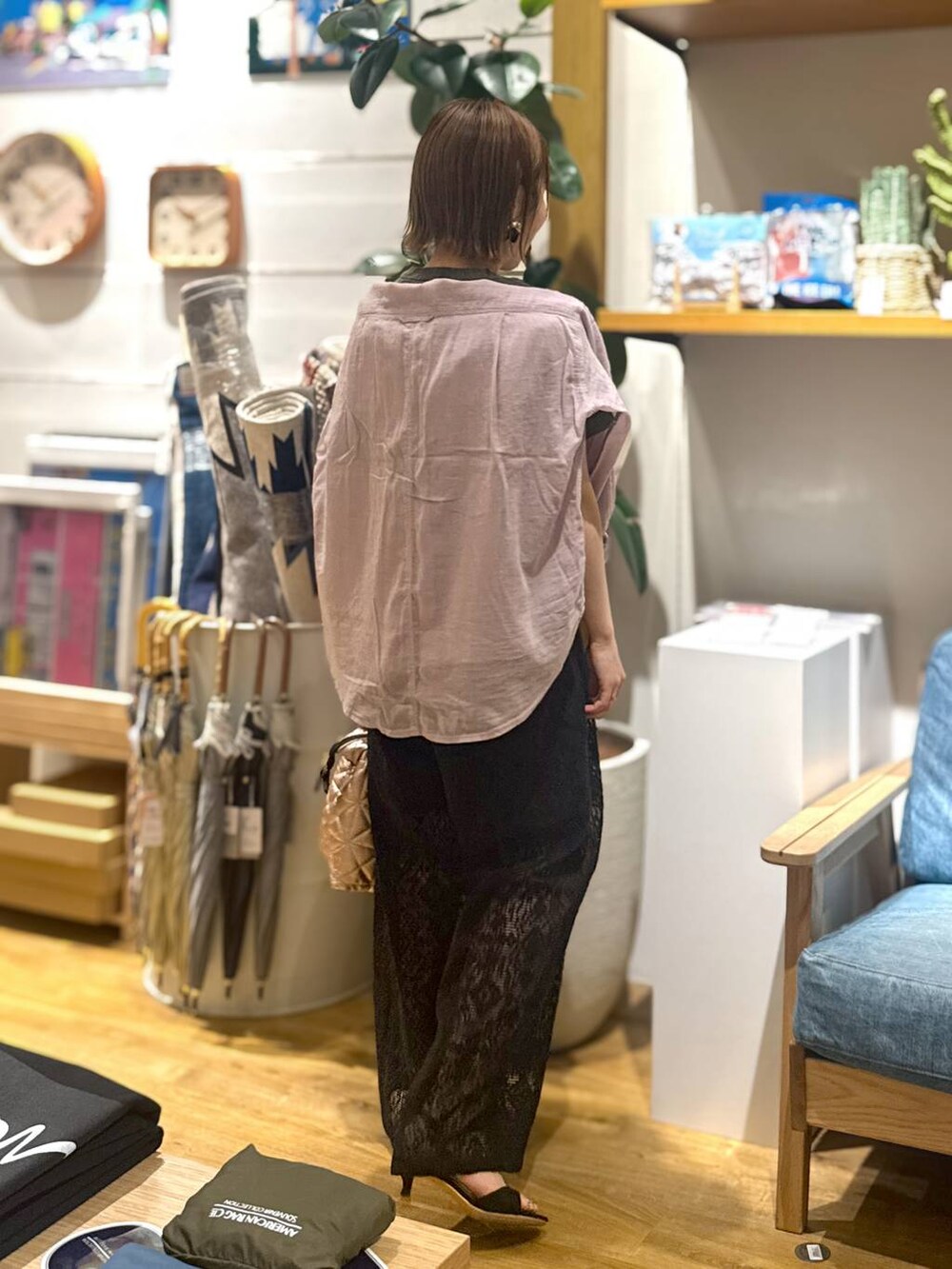 グレー系のTシャツ/カットソー、パープル系のシャツ/ブラウス、ピンク系のハンドバッグを着用したレディースの春コーディネートの4枚目の写真