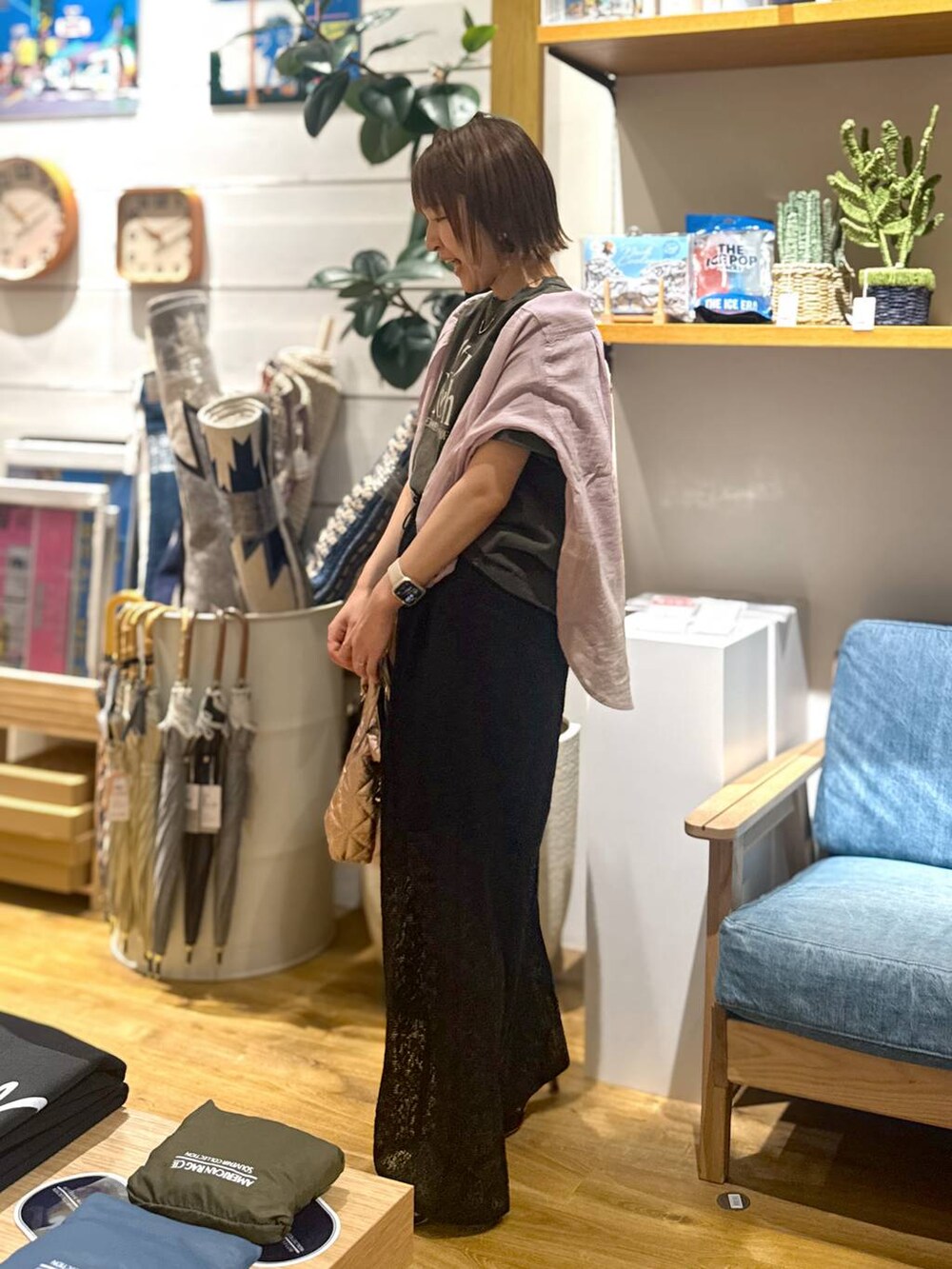 グレー系のTシャツ/カットソー、パープル系のシャツ/ブラウス、ピンク系のハンドバッグを着用したレディースの春コーディネートの2枚目の写真