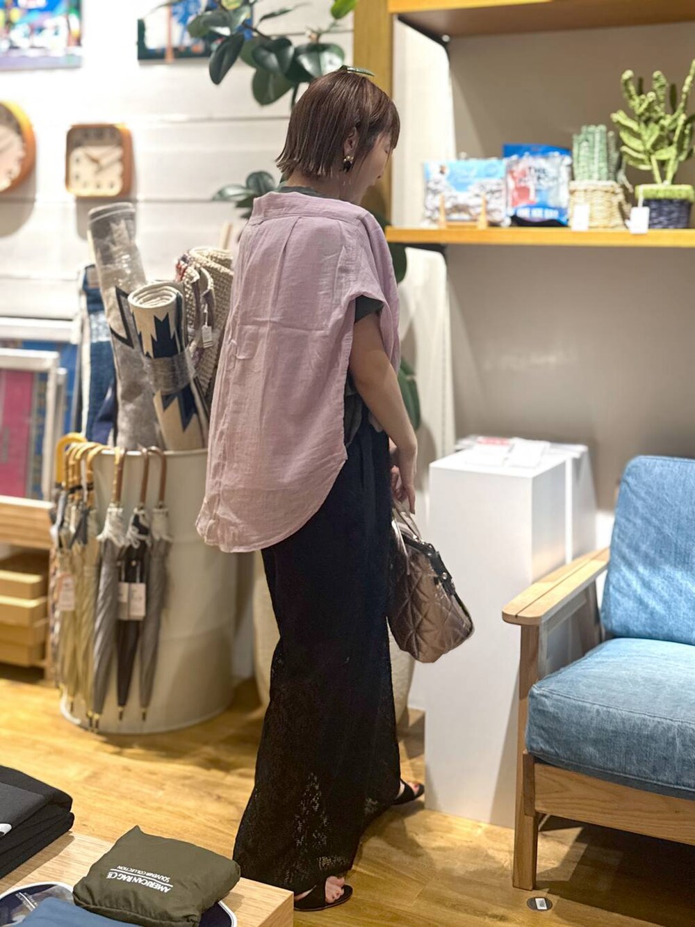 グレー系のTシャツ/カットソー、パープル系のシャツ/ブラウス、ピンク系のハンドバッグを着用したレディースの春コーディネートの5枚目の写真