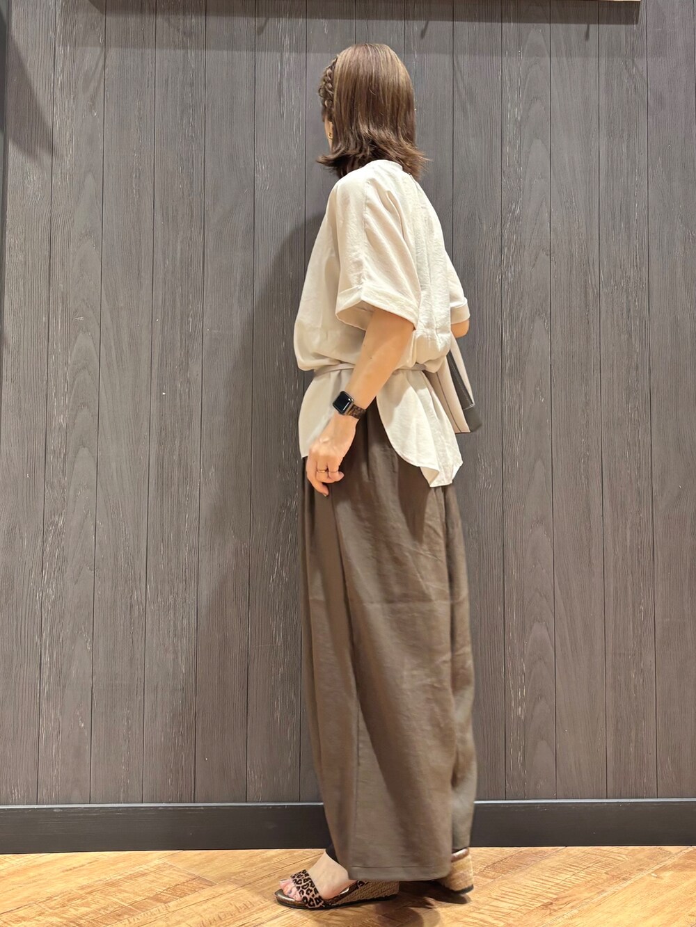 ベージュ系のシャツ/ブラウス、グリーン系のその他パンツ、ブラウン系のサンダルを着用したレディースの夏コーディネートの3枚目の写真