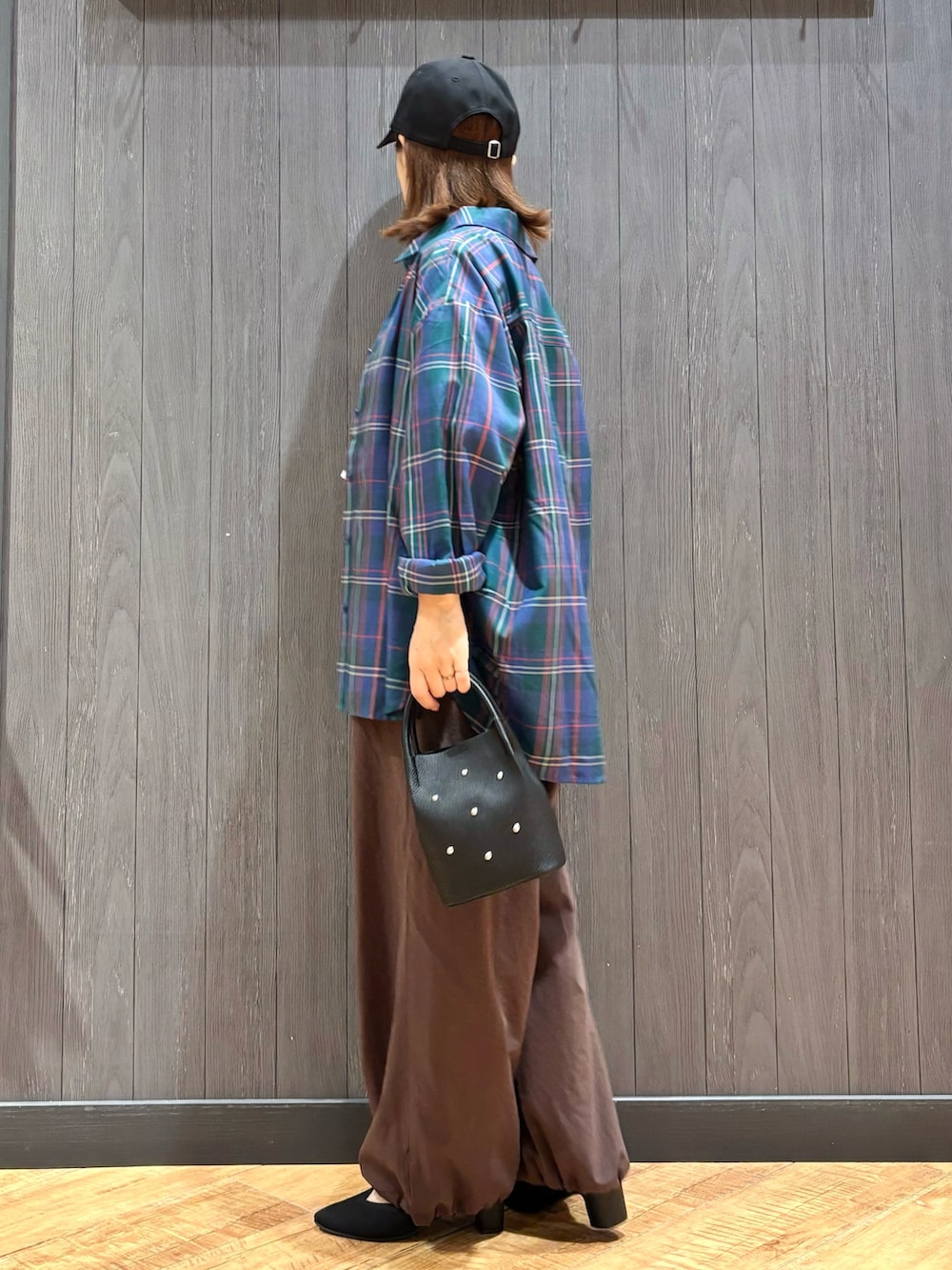 グリーン系のシャツ/ブラウス、ブラウン系のその他パンツ、ブラック系のショルダーバッグを着用したレディースの秋コーディネートの2枚目の写真