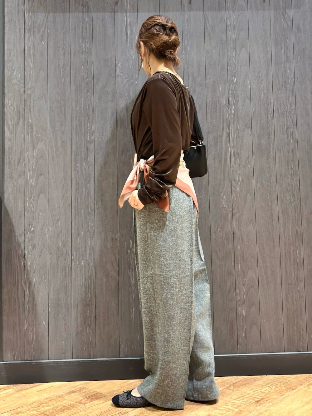ブラウン系のTシャツ/カットソー、グレー系のセットアップ、グレー系のその他シューズを着用したレディースの秋コーディネートの2枚目の写真
