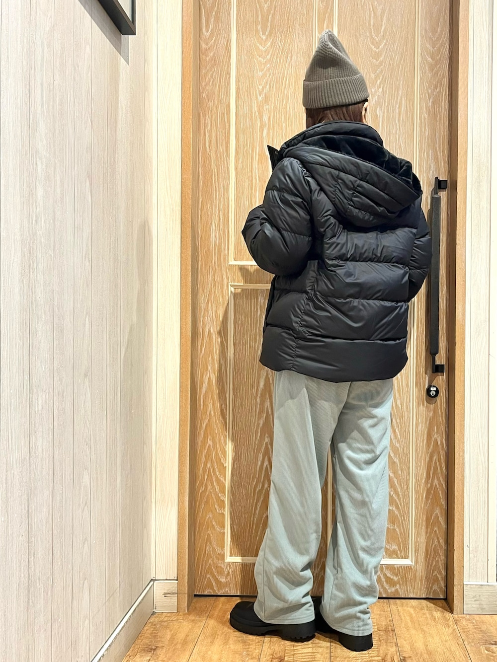 ブラック系のダウンジャケット/コート、グリーン系のその他パンツ、ブラック系のブーツを着用したレディースの冬コーディネートの3枚目の写真