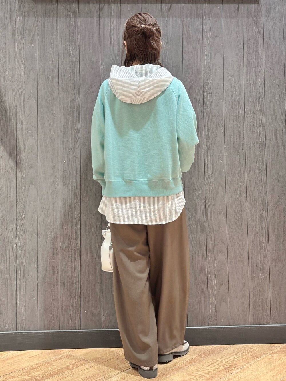 ホワイト系のシャツ/ブラウス、ブルー系のスウェット、ブラウン系のその他パンツを着用したレディースの春コーディネートの3枚目の写真