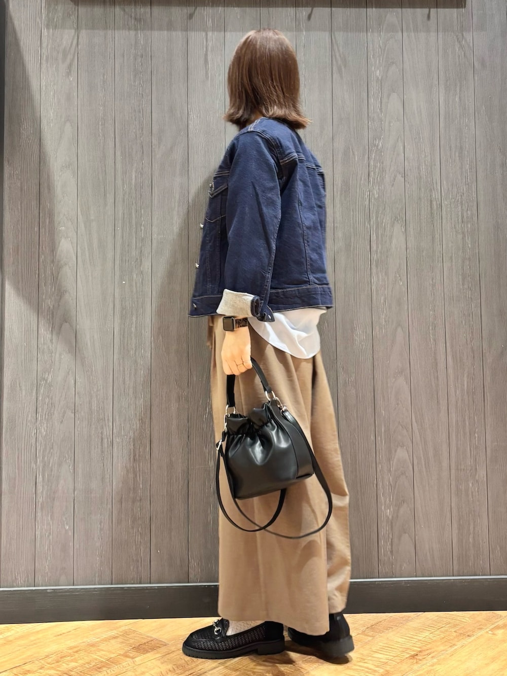 ブルー系のデニムジャケット、ブルー系のシャツ/ブラウス、イエロー系のその他パンツを着用したレディースの春コーディネートの2枚目の写真