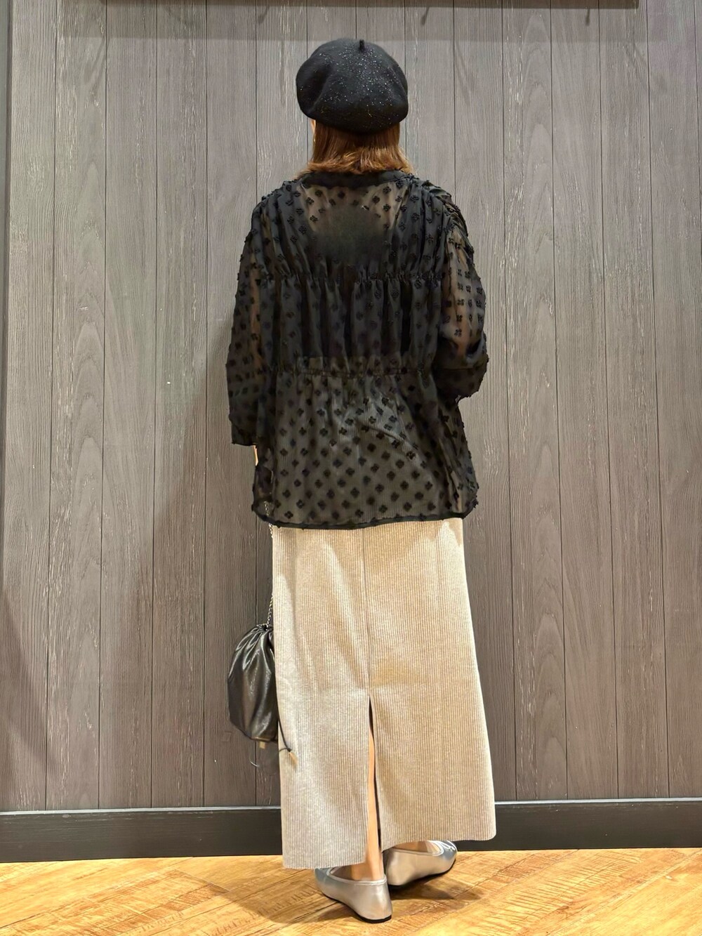 ブラック系のシャツ/ブラウス、ブラック系のタンクトップ、グレー系のスカートを着用したレディースの秋コーディネートの3枚目の写真