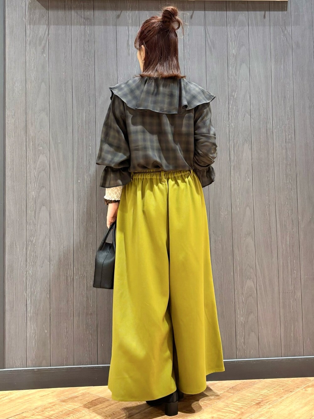 ホワイト系のTシャツ/カットソー、ブラウン系のシャツ/ブラウス、イエロー系のその他パンツを着用したレディースの秋コーディネートの3枚目の写真