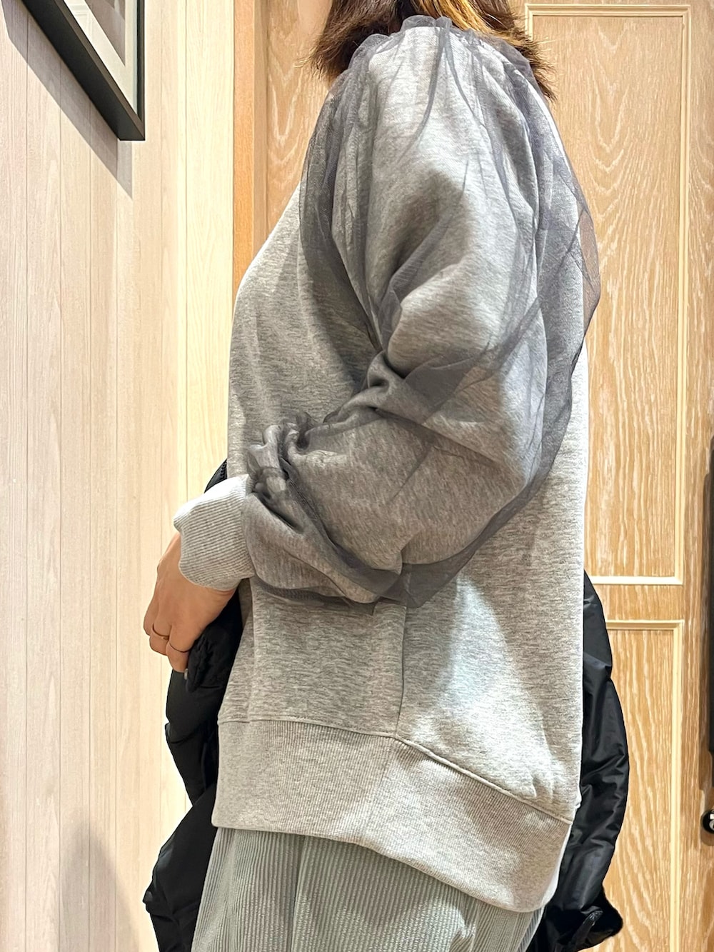 ブラック系のダウンジャケット/コート、グリーン系のその他パンツ、ブラック系のブーツを着用したレディースの冬コーディネートの4枚目の写真