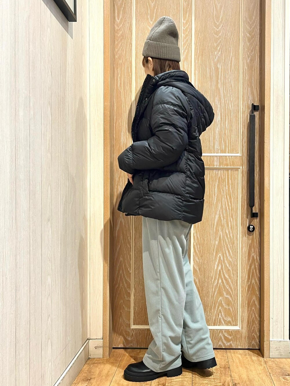 ブラック系のダウンジャケット/コート、グリーン系のその他パンツ、ブラック系のブーツを着用したレディースの冬コーディネートの2枚目の写真