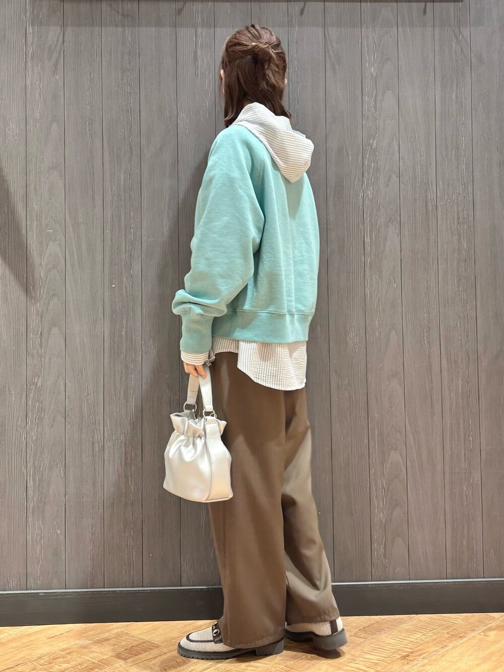 ホワイト系のシャツ/ブラウス、ブルー系のスウェット、ブラウン系のその他パンツを着用したレディースの春コーディネートの2枚目の写真