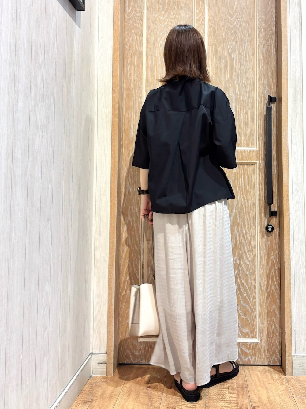 meiさんの「【洗える/5分袖】インせず着られるショートシャツ（SHOO・LA・RUE）」を使ったコーディネートの3枚目の写真