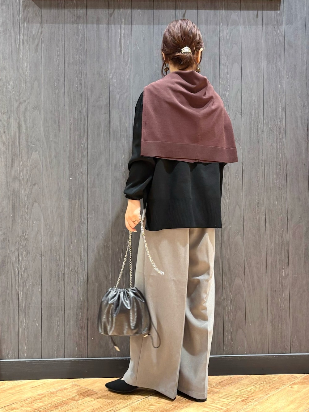 グレー系のショルダーバッグ、グレー系のその他パンツ、ブラック系のニット/セーターを着用したレディースの秋コーディネートの3枚目の写真