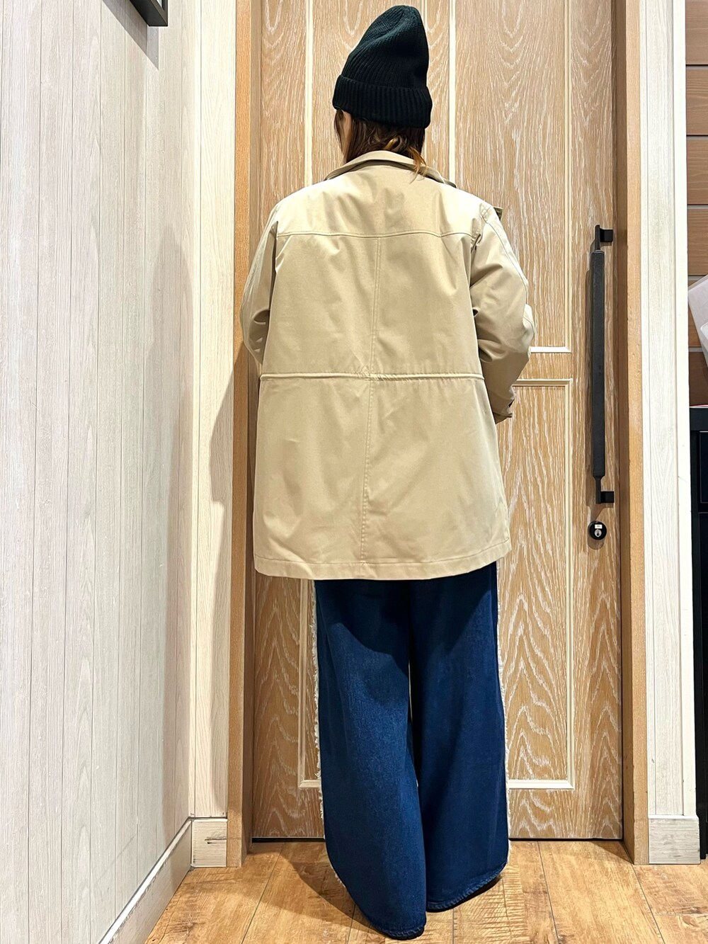 ベージュ系のその他アウター、ブラック系のニット/セーター、ブルー系のデニムパンツを着用したレディースの秋コーディネートの3枚目の写真