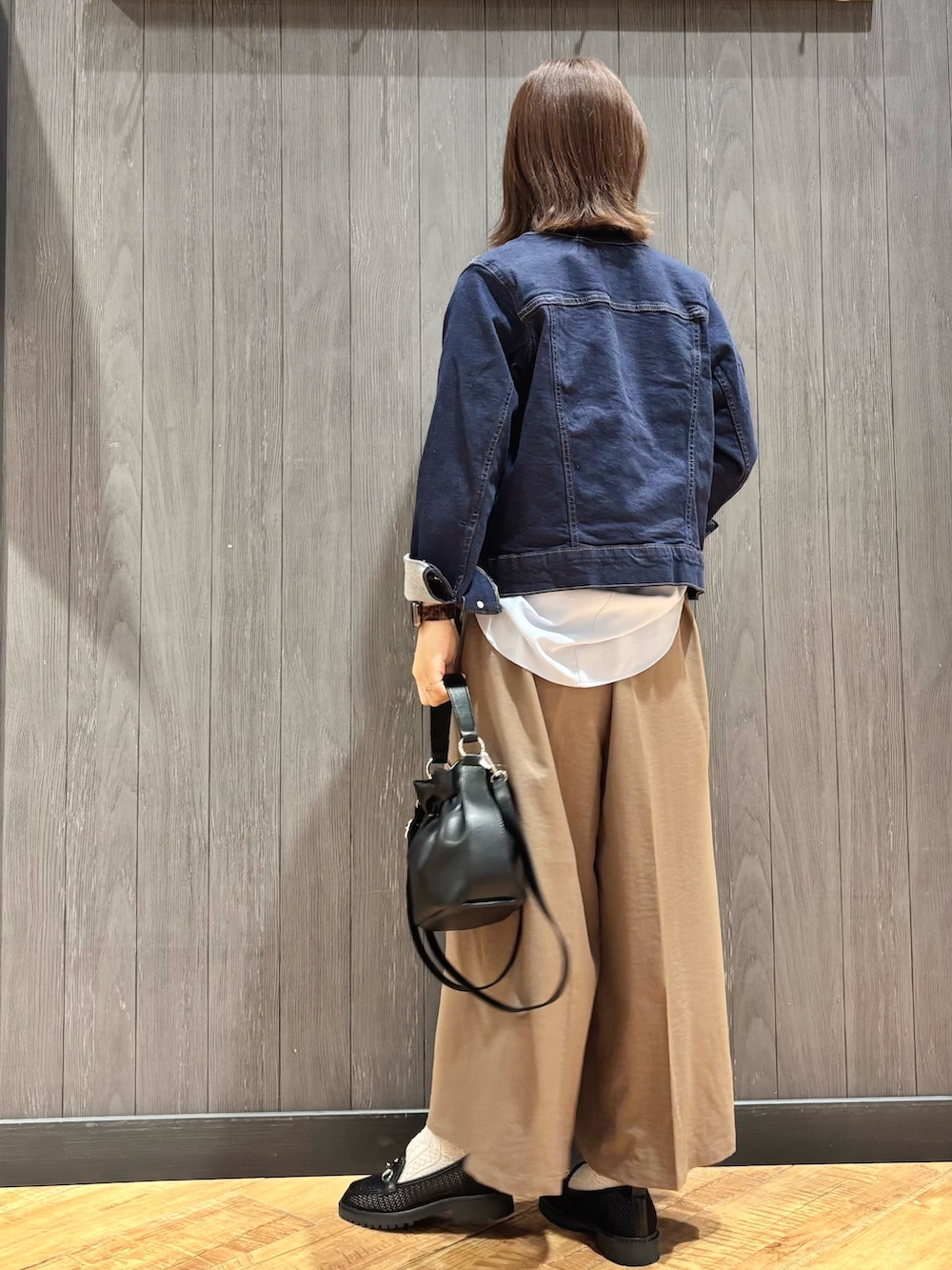 ブルー系のデニムジャケット、ブルー系のシャツ/ブラウス、イエロー系のその他パンツを着用したレディースの春コーディネートの3枚目の写真