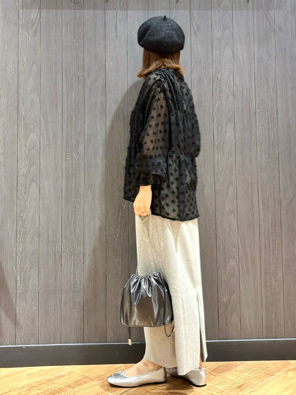 ブラック系のシャツ/ブラウス、ブラック系のタンクトップ、グレー系のスカートを着用したレディースの秋コーディネートの2枚目の写真