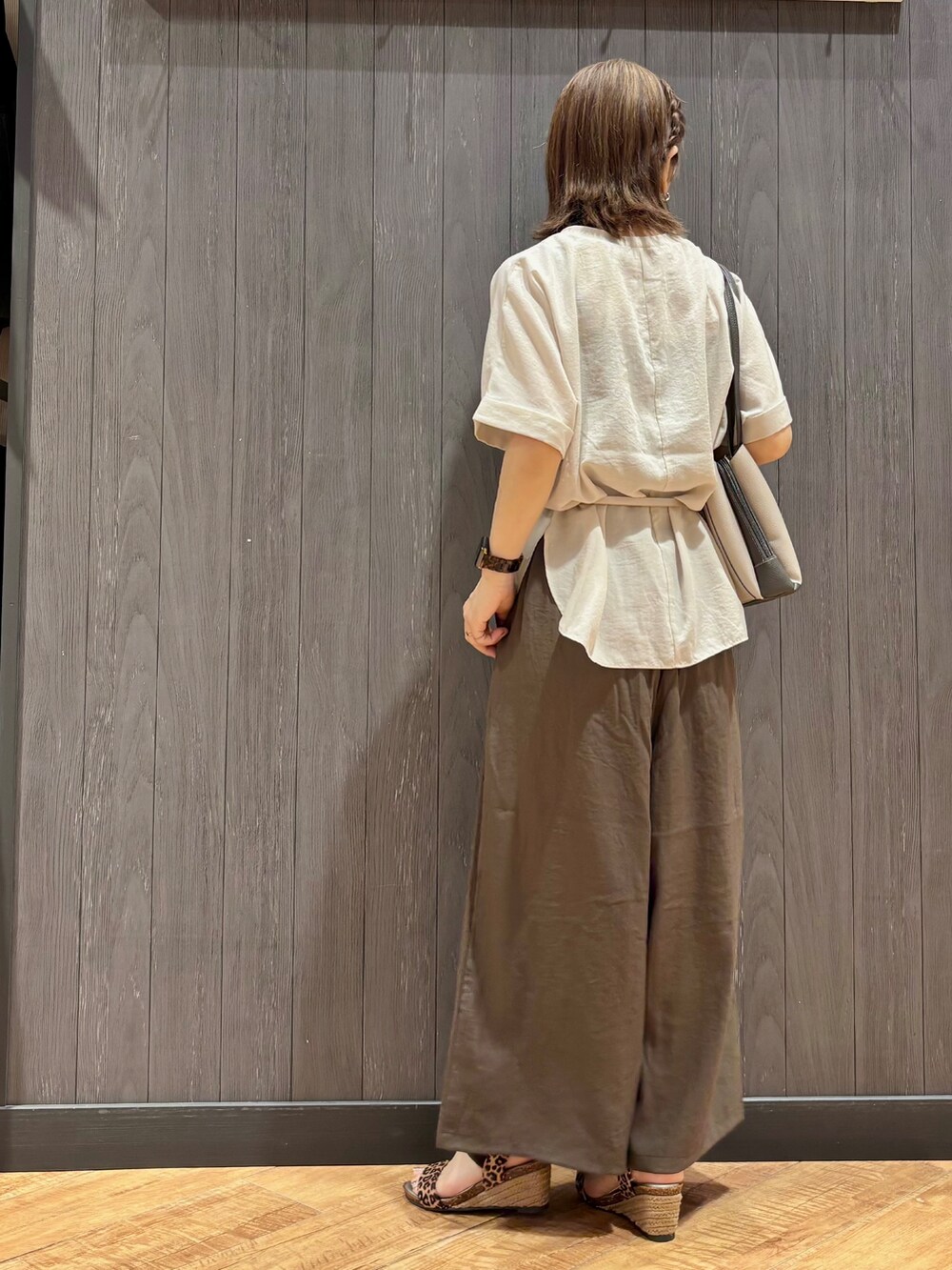 ベージュ系のシャツ/ブラウス、グリーン系のその他パンツ、ブラウン系のサンダルを着用したレディースの夏コーディネートの4枚目の写真