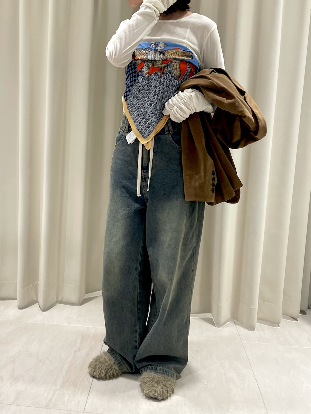 イエロー系のその他アウター、ブルー系のデニムパンツ、ホワイト系のTシャツ/カットソーを着用したレディースの秋コーディネートの2枚目の写真