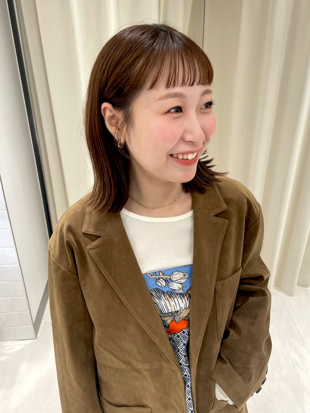イエロー系のその他アウター、ブルー系のデニムパンツ、ホワイト系のTシャツ/カットソーを着用したレディースの秋コーディネートの4枚目の写真
